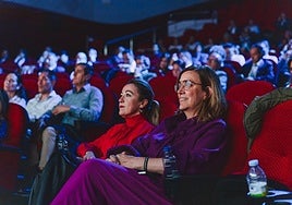 La directora de Relaciones Institucionales de la Junta y la presidenta de la Diputación, en la clausura del congreso del sector del juego.