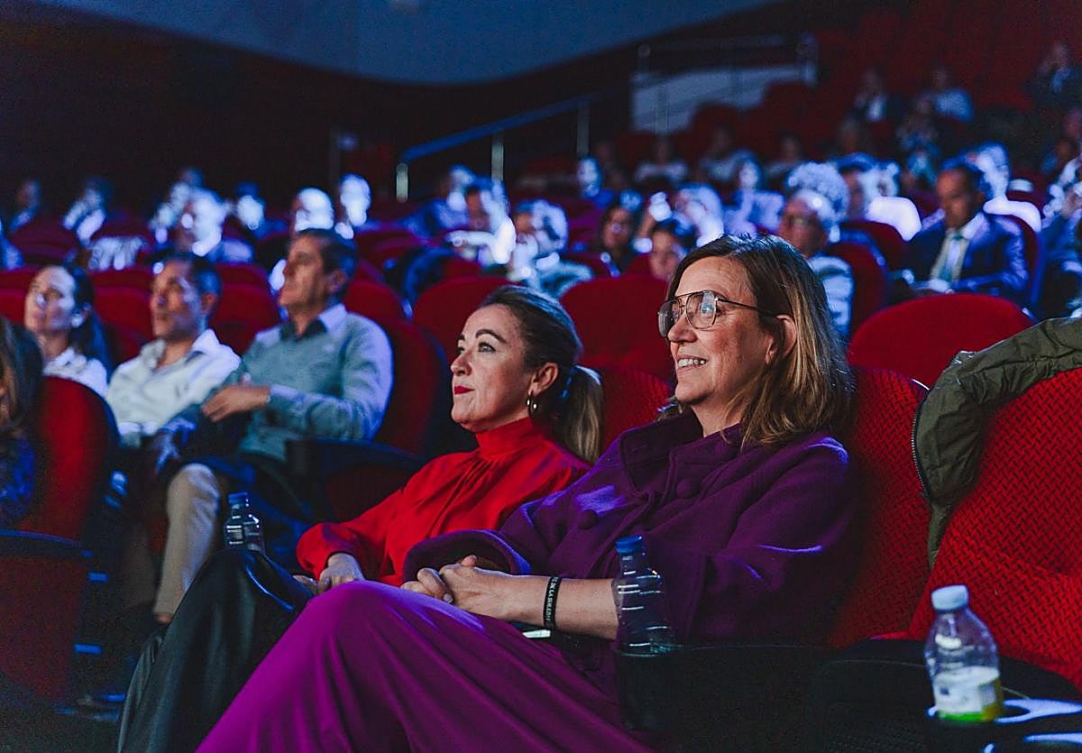 La directora de Relaciones Institucionales de la Junta y la presidenta de la Diputación, en la clausura del congreso del sector del juego.