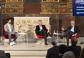 El cineasta Juan Rodríguez-Briso; el historiador y moderador, Enrique Berzal, y el profesor de la UVa, Francisco Fonseca, durante la mesa redonda.