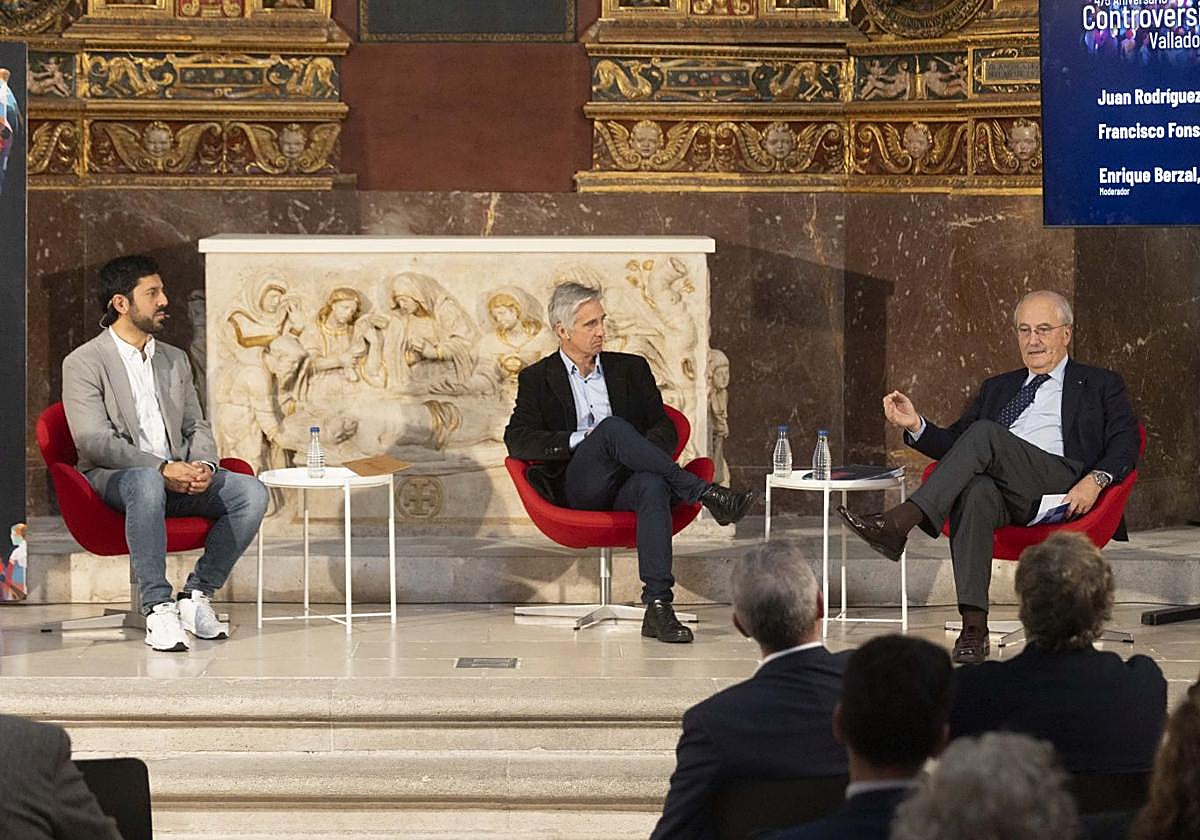 El cineasta Juan Rodríguez-Briso; el historiador y moderador, Enrique Berzal, y el profesor de la UVa, Francisco Fonseca, durante la mesa redonda.