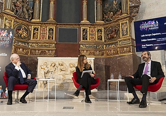 Luis Arroyo, Ana Manero y Felipe González durante el encuentro.