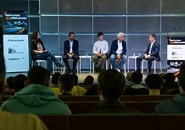 La periodista Andrea Díez junto a Álvaro Benítez , director de Transformación y Alianzas de Impulso by Pons; Jorge Velasco, ingeniero de Cidaut; Marco de la Serna, responsable de estrategia de Mahle Smartbike Systems, y Ioseba Peña, director regional Noroeste de Kapsch.