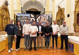 El alcalde de Tordesillas, Miguel Ángel Oliveira (en el centro), junto al jurado del certamen.