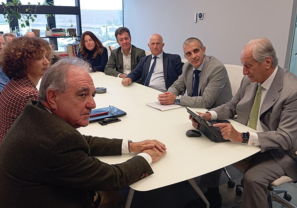 El delegado de la Junta en Palencia, a la izquierda, acompaña al director general de Trabajo en la visita a Tuero, con su presidente, Juan Manuel González Serna, a la derecha.