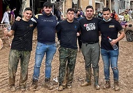 Luis Antonio Anata, Marco Muelas, Adrián Casado, Carlos de la Cuesta y Álvaro San Juan durante las labores de voluntariado que realizaron en Picaña a los pocos días de la DANA.