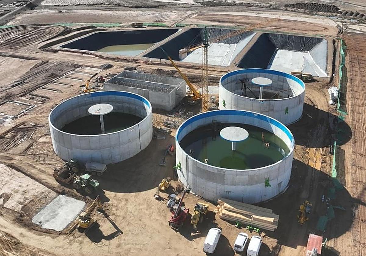 Fotografía aérea de la construcción de una planta de biometano.