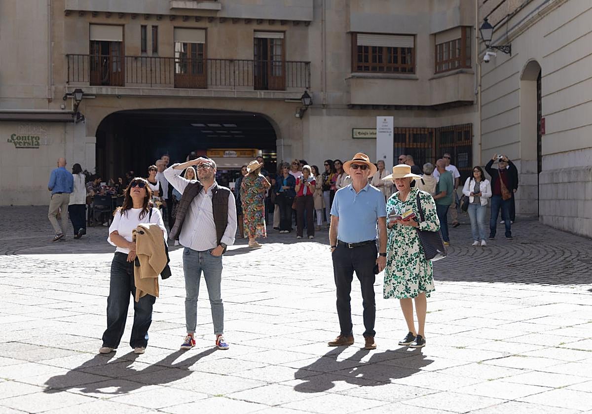 Varios turistas, este verano, frente al Colegio de San Gregorio.