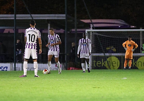 Los jugadores del Real Valladolid se preparan para sacar de centro tras el gol de la derrota en Portugalete.