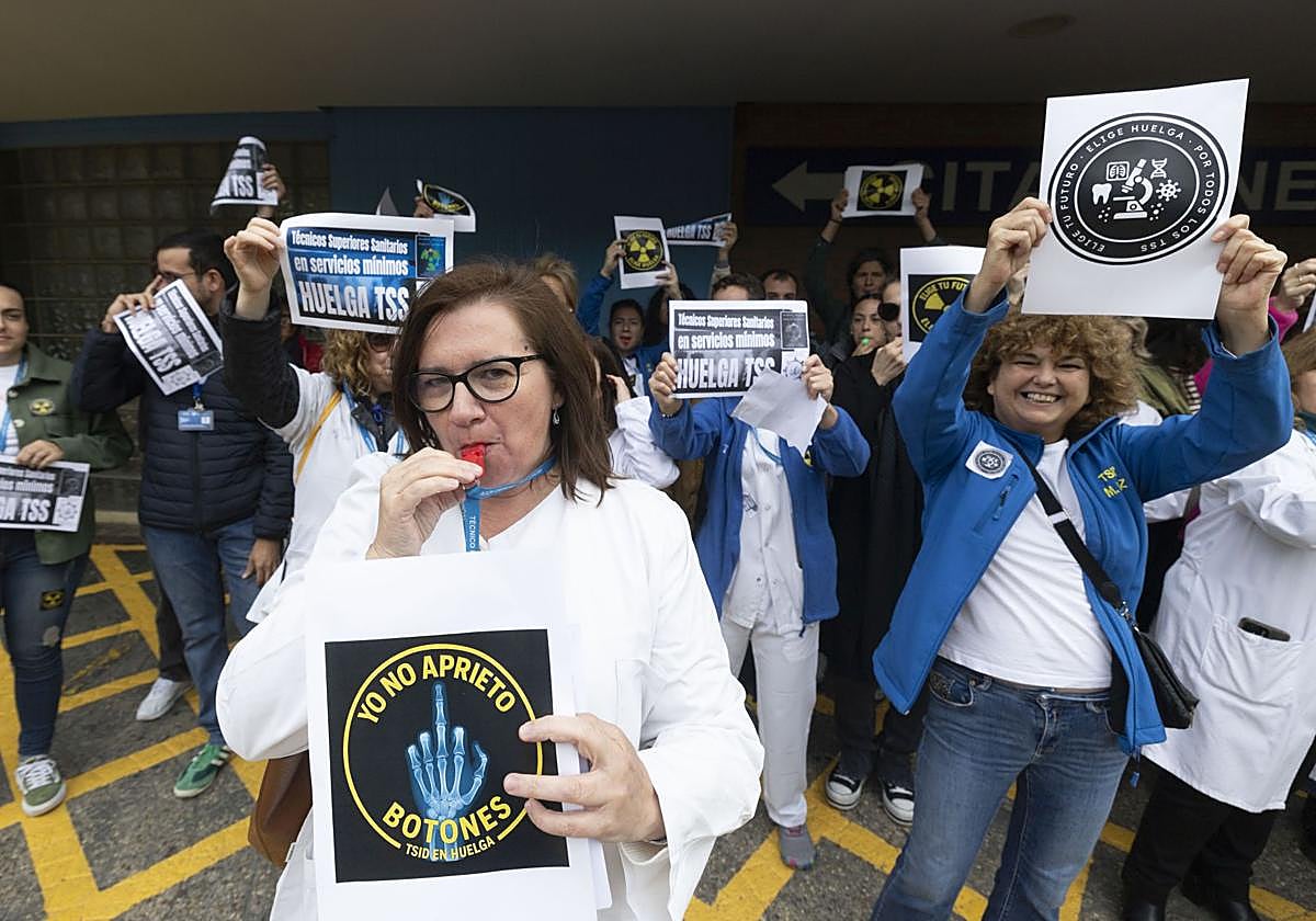 Protesta de los técnicos superiores sanitarios en huelga, ante la entrada del Hospital Clínico.