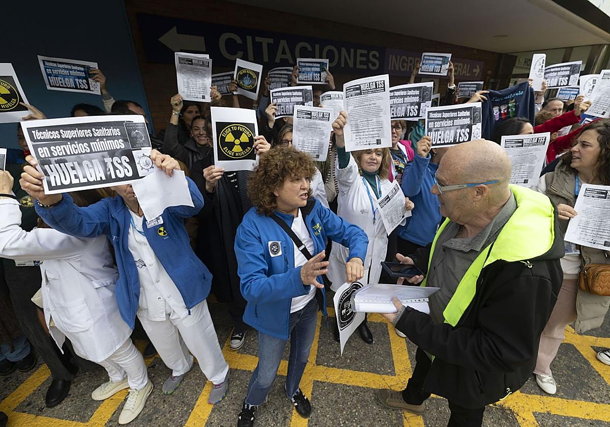 Imagen principal - Amplio respaldo de los técnicos sanitarios al primer día de huelga, con afectación en quirófanos
