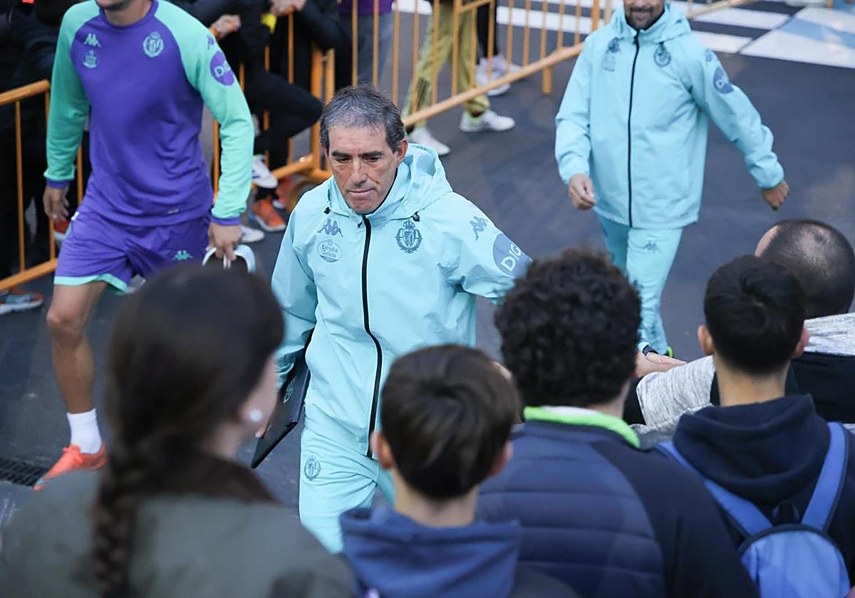 Almada saluda a los aficionados antes de la sesión vespertina del Real Valladolid de este jueves.