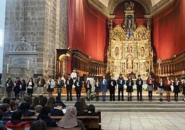 Estudiantes sujetando una vela.