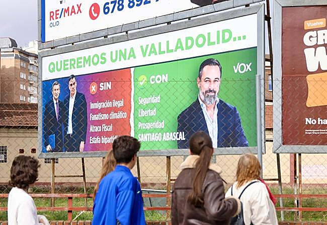 Ciudadanos contemplan esta semana una valla publicitaria de Vox, con Santiago Abascal como protagonista, montada en Valladolid