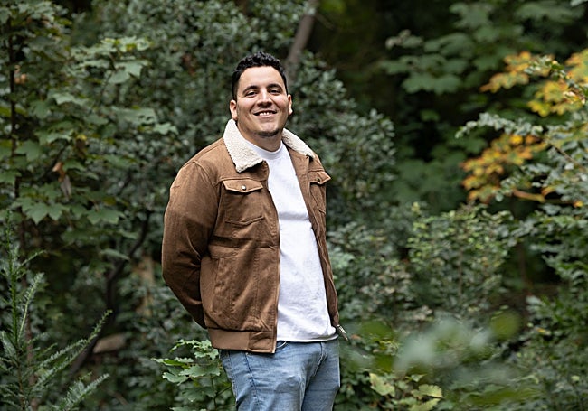 El creador de contenido Carlos Davila en el Campo Grande de Valladolid.