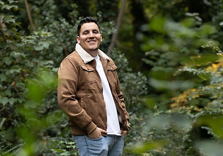 El creador de contenido Carlos Davila en el Campo Grande de Valladolid.