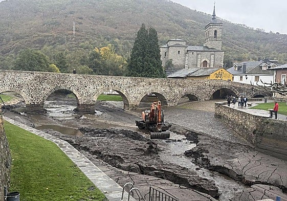 Imagen del estado del cauce del río Meruelo a su paso por Molinaseca.