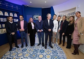 Conrado Íscar, el tercero por la derecha, en la inauguración de la tienda.