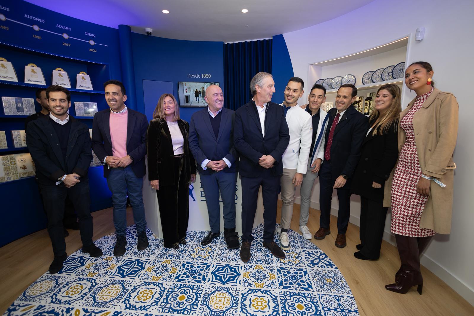 Conrado Íscar, el tercero por la derecha, en la inauguración de la tienda.