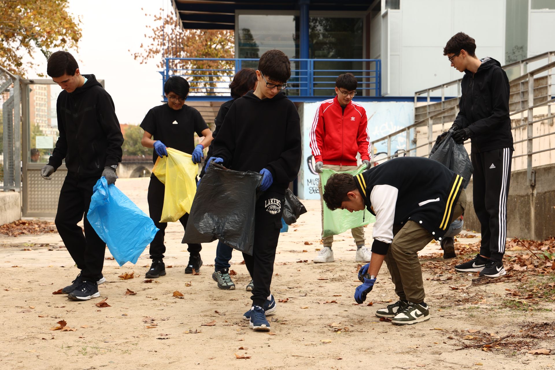 Alumnos del IES Núñez de Arce recogen basura junto a miembros de AMA El Pisuerga