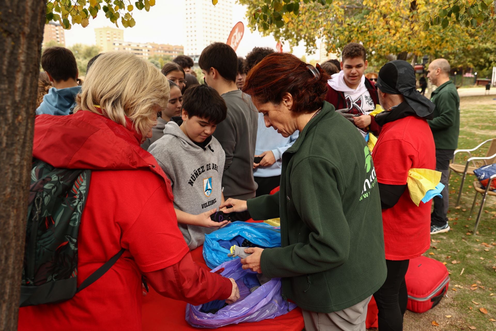 Alumnos del IES Núñez de Arce recogen basura junto a miembros de AMA El Pisuerga