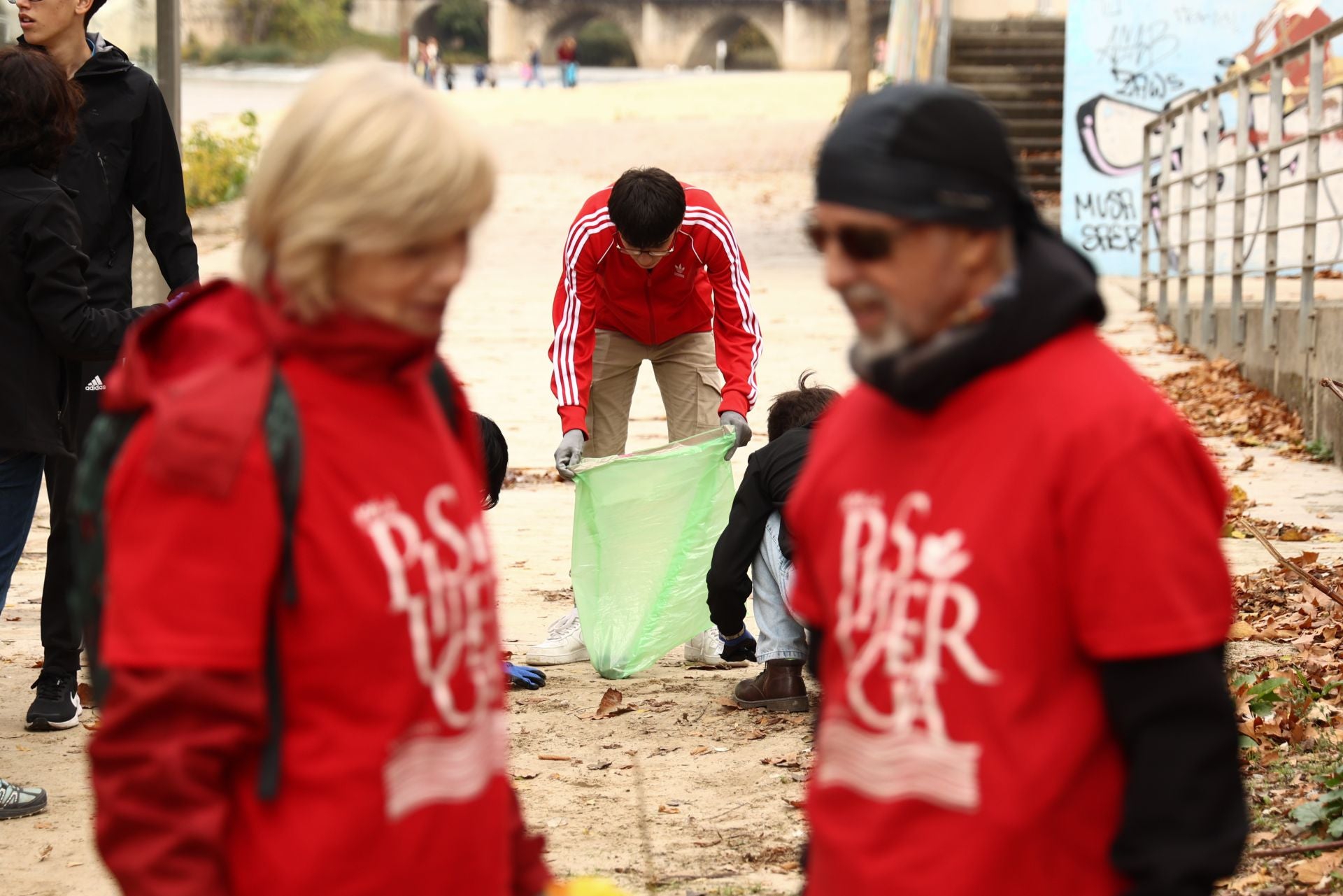Alumnos del IES Núñez de Arce recogen basura junto a miembros de AMA El Pisuerga