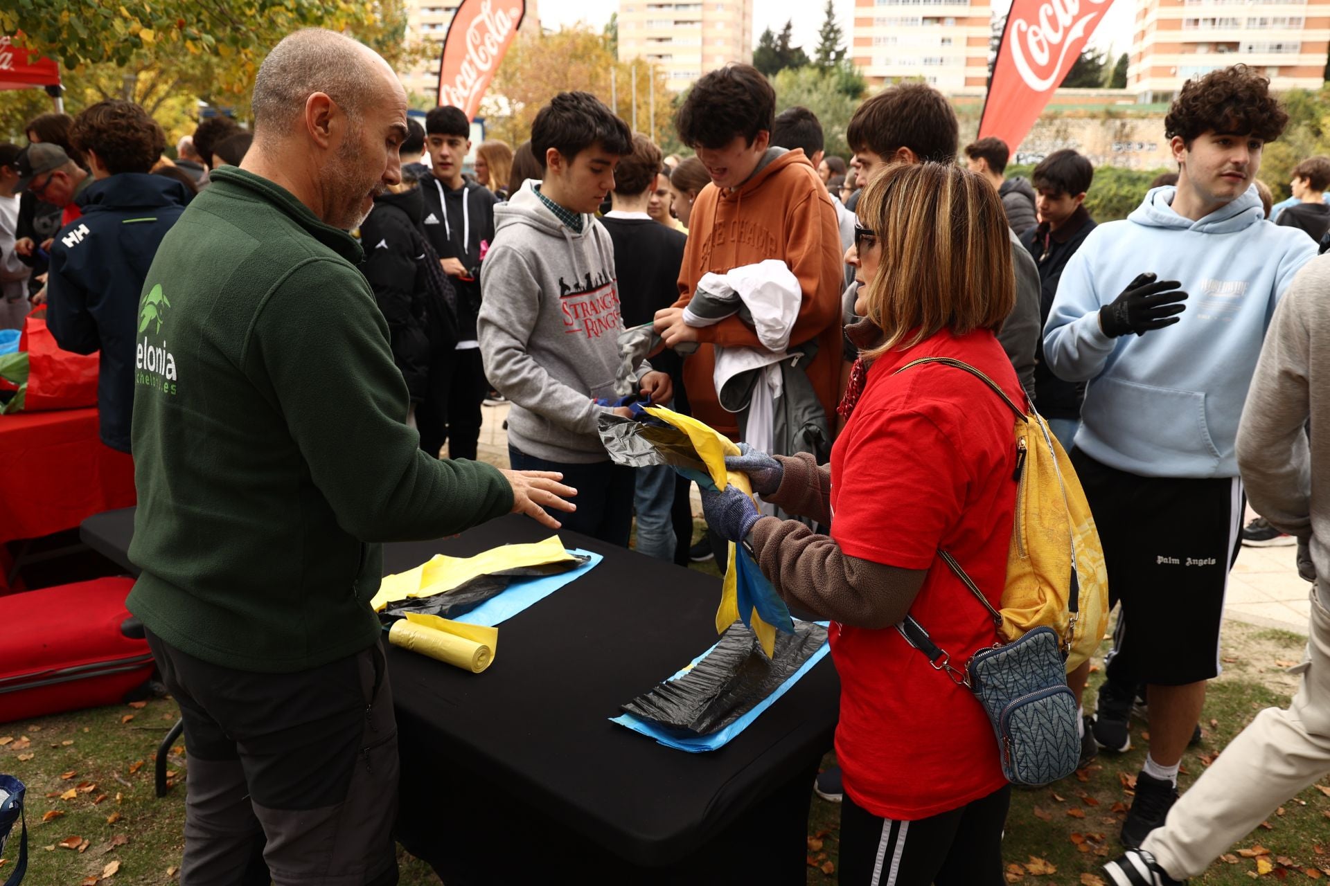 Alumnos del IES Núñez de Arce recogen basura junto a miembros de AMA El Pisuerga