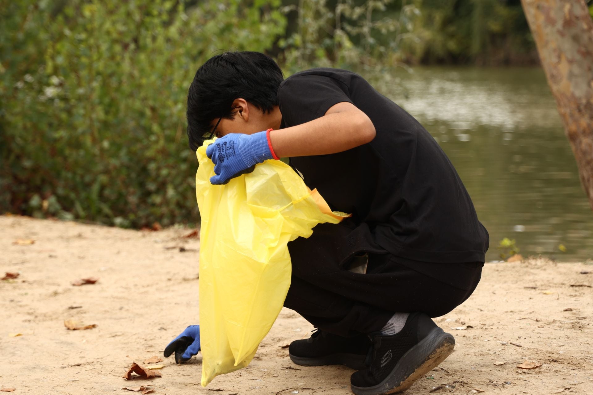 Alumnos del IES Núñez de Arce recogen basura junto a miembros de AMA El Pisuerga