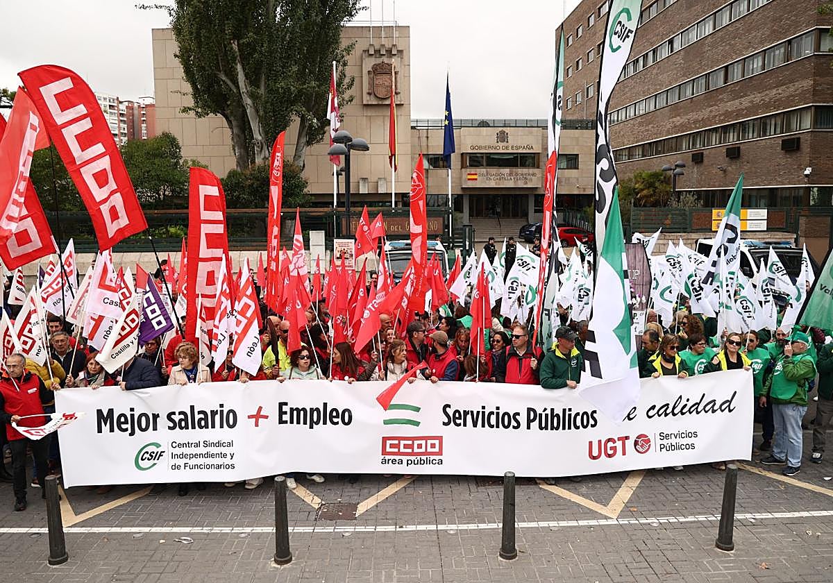 Concentración de representantes de los empleados públicos este jueves en Valladolid.