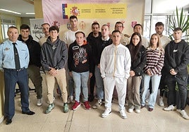 Los jóvenes palentinos que han superado las pruebas, en la Subdelegación de Defensa.