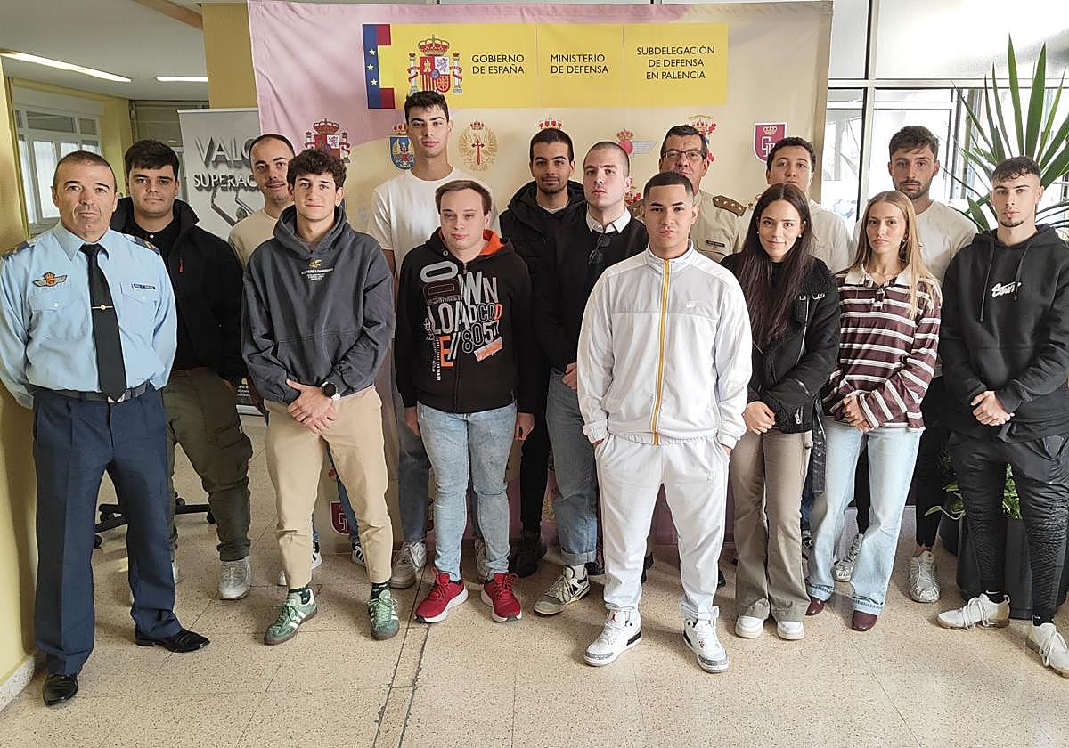 Los jóvenes palentinos que han superado las pruebas, en la Subdelegación de Defensa.