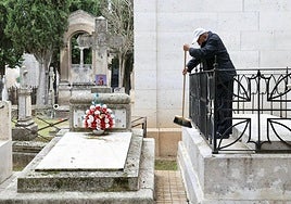 Un hombre limpia este jueves el panteón de los Agustinos Filipinos en el cementerio de El Carmen.
