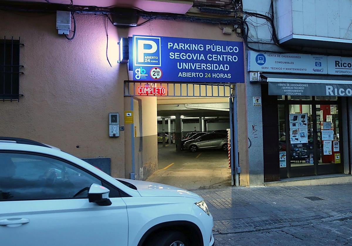 Un vehículo accede al aparcamiento público en la plaza de la Universidad.