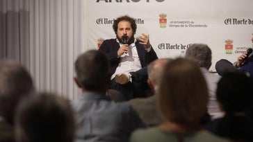 Los fieles lectores de José F. Peláez llenaron el salón de actos de la Casa de Cultura de Arroyo