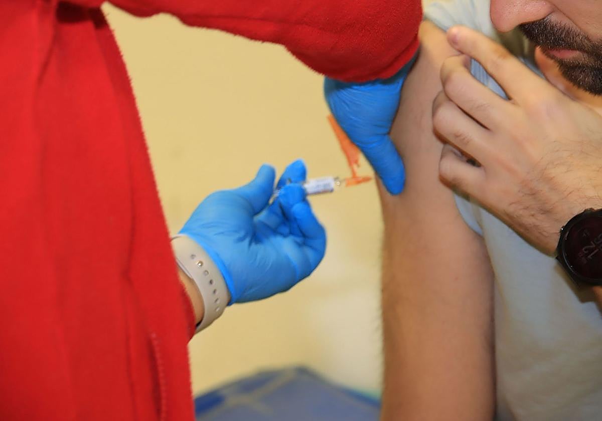 Una enfermera administra la vacuna contra la gripe en un centro de salud de Segovia.