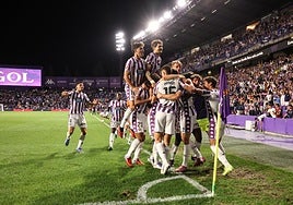 Los jugadores del Real Valladolid celebran uno de los goles ante el Almería en la última victoria blanquivioleta en Zorrilla el 13 de septiembre