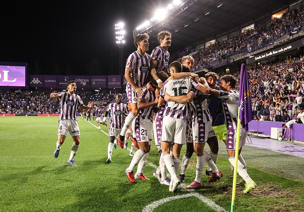 Los jugadores del Real Valladolid celebran uno de los goles ante el Almería en la última victoria blanquivioleta en Zorrilla el 13 de septiembre