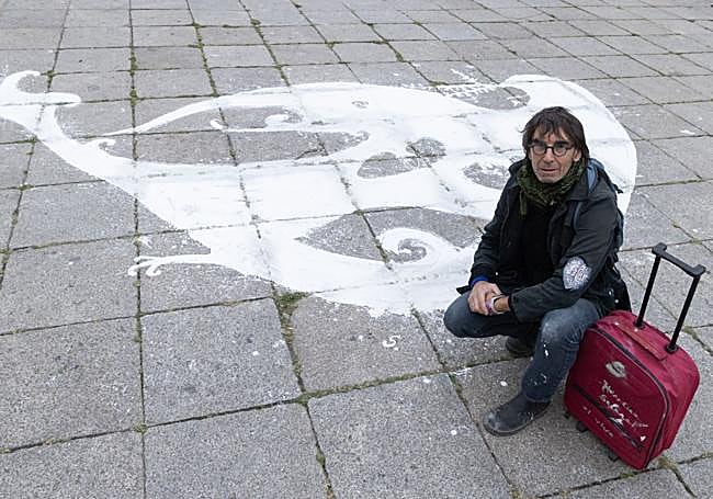 Miguel Segura, junto a la paloma de la paz que ha creado en la plaza de San Pablo.