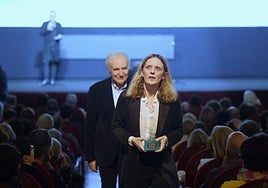 Mia Hansen tras recibir la Espiga de Oro en el Calderón.