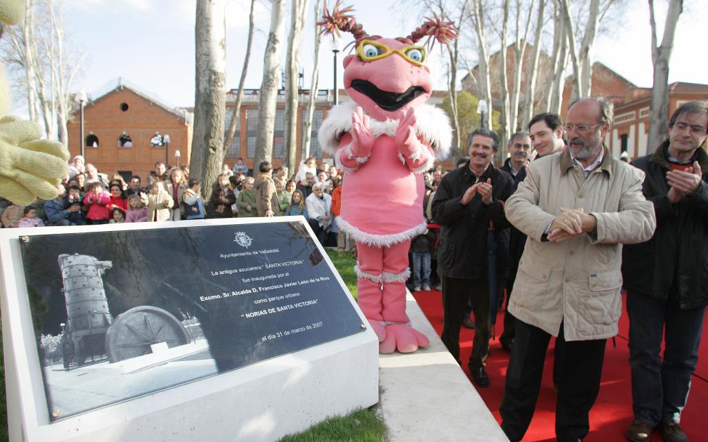 Imagen antes - Francisco Javier León de la Riva inaugura el parque de Las Norias y estado actual del mismo espacio.