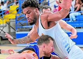 Jakovics, frenado por Poirier en el partido de la pasada jornada en Melilla.