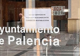 Cartel que informaba de la caída del servicio del padrón municipal.