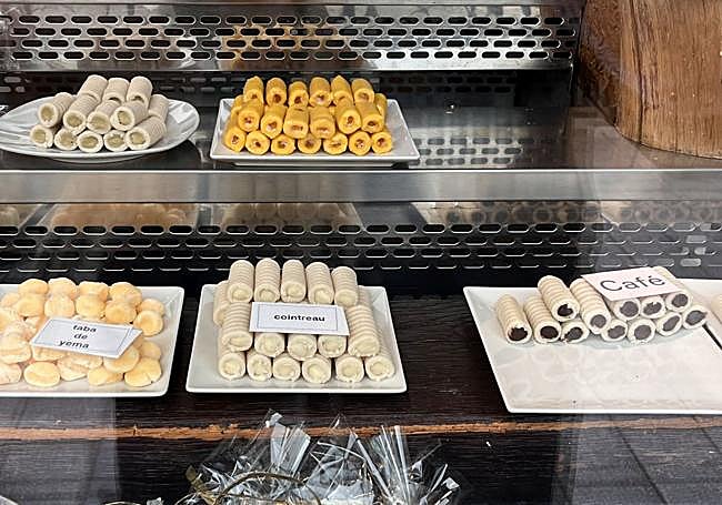 Huesos de santo en una pastelería.