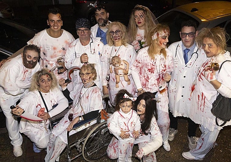 La familia Molpe se disfraza de «enfermos mentales» que acaban de salir de un manicomio