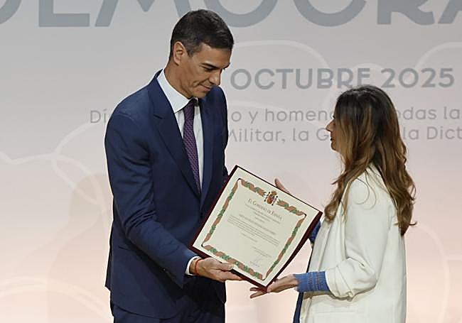 Pintado recoge el diploma de manos de Sánchez.