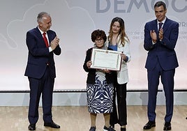 El presidente del Gobierno, Pedro Sánchez, y el ministro de Política Territorial y Memoria Democrática, Ángel Víctor Torres, aplauden tras la entrega de un reconocimiento a Pilar Villora y a su hija, Ana Belén Pintado.