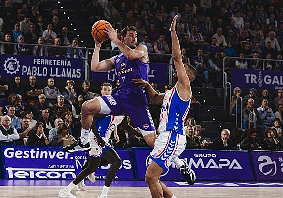 Oroz se hace con un rebote.