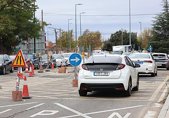 Coches retenidos antes del paso a nivel, este viernes a las 14:00 horas.