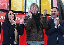 Carlos Martinez, en el centro, durante el Congreso Regional del partido celebrado en León.