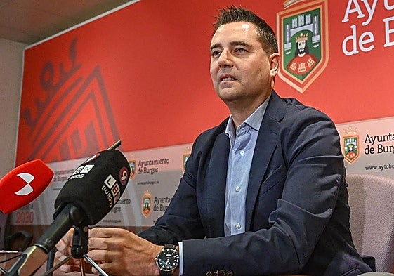 Daniel de la Rosa, en la sala de prensa del Ayuntamiento de Burgos durante su última comparecencia.