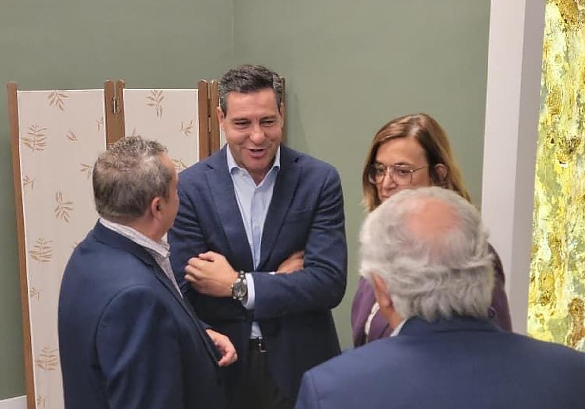 De la Hoz y Armisén conversan con empresarios palentinos.